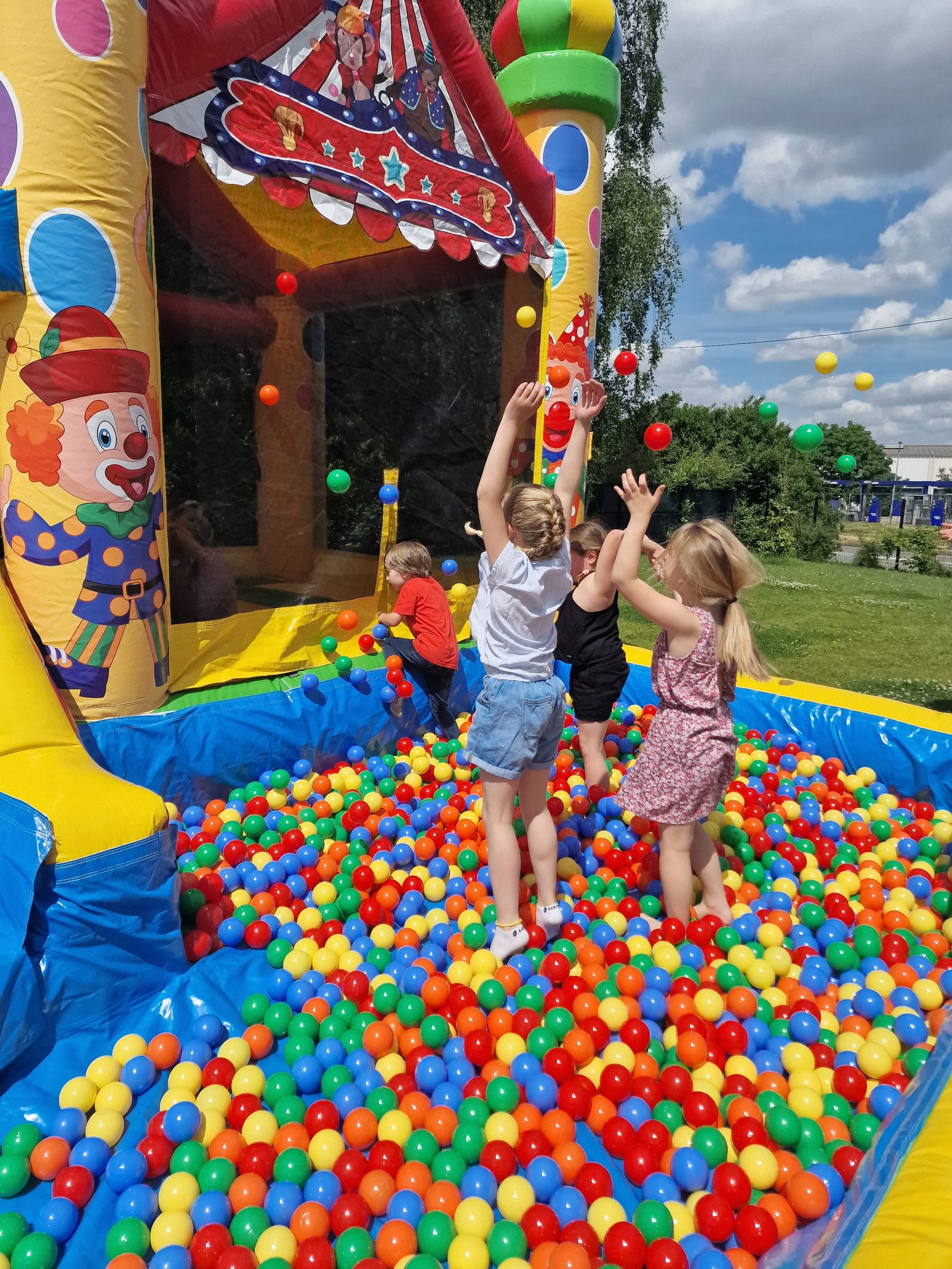 la-festibox-chateau-gonflable-piscine-a-balles